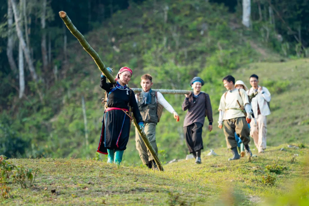 Chị Vàng Thị Thông trong tập đi hái măng