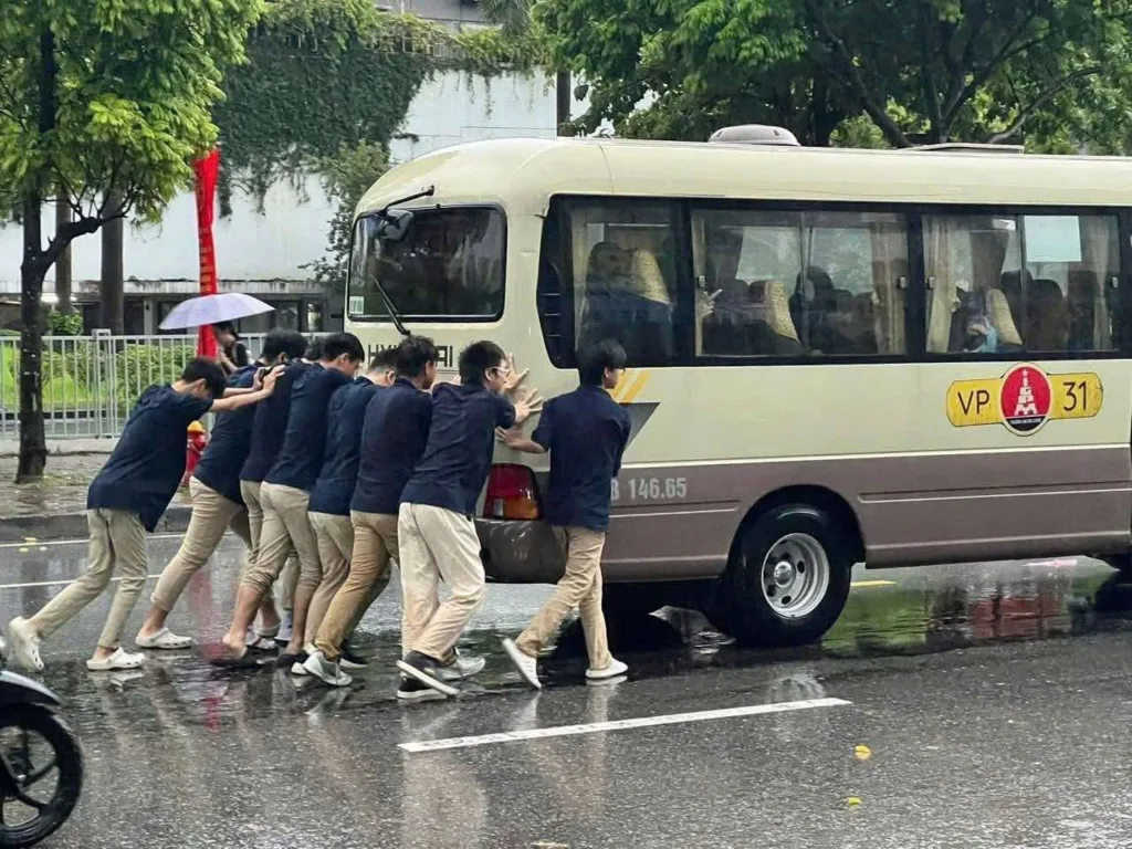 Học sinh đẩy xe bus khi Hà Nội ngập