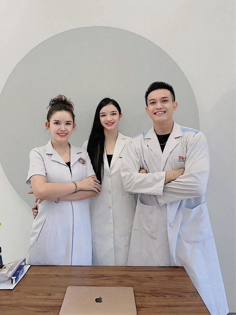 Cả 3 chị em đều theo nghề Y