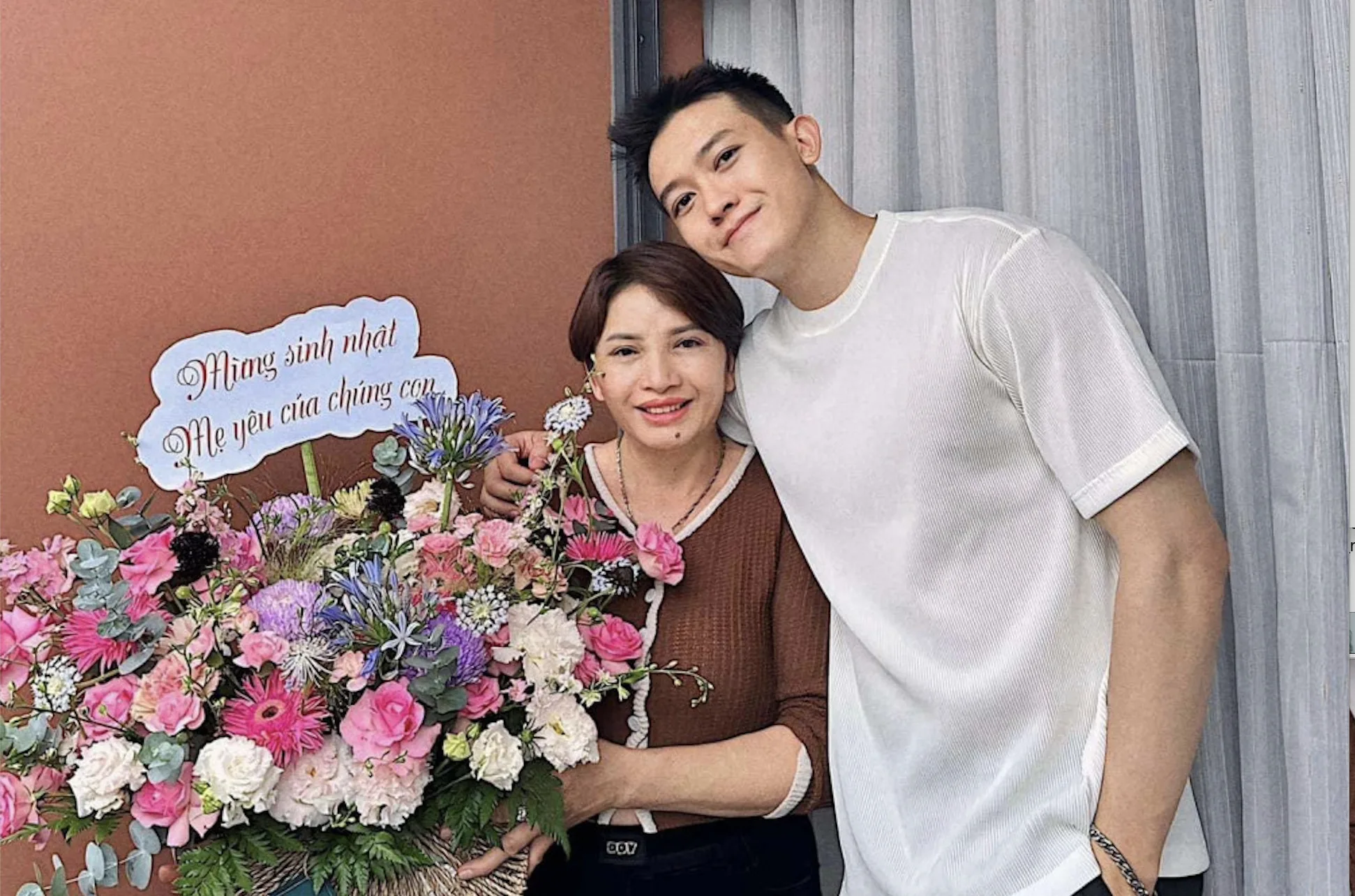 Đinh Ta Bi và mẹ