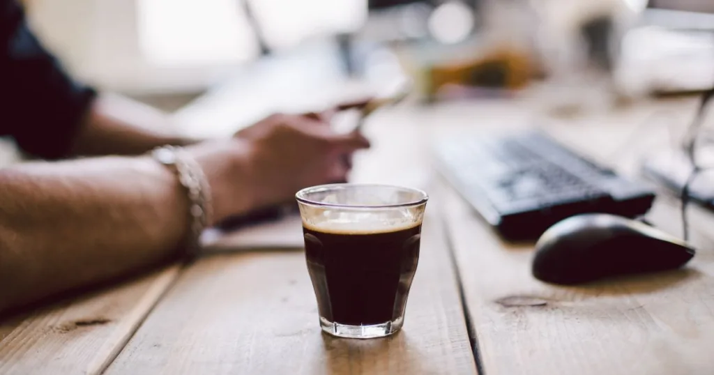 Không uống cafe khi dạ dày đang trống rỗng