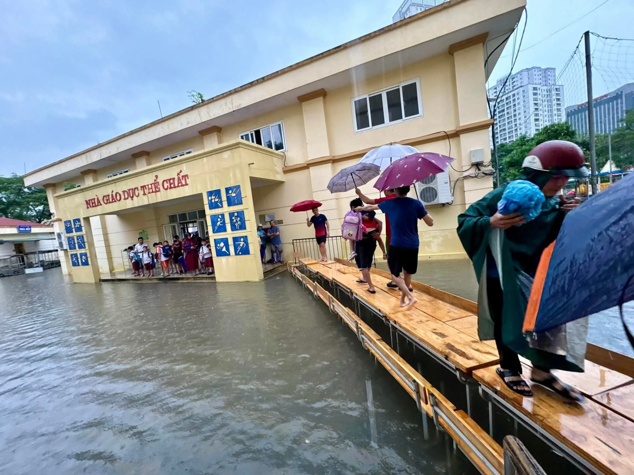 Hà Nội cho học sinh nghỉ học vì dự báo mưa ngập do ảnh hưởng bão Matmo