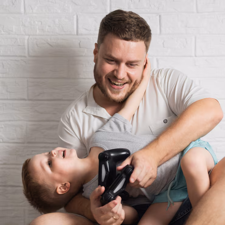 Bố vừa trông con vừa chơi game