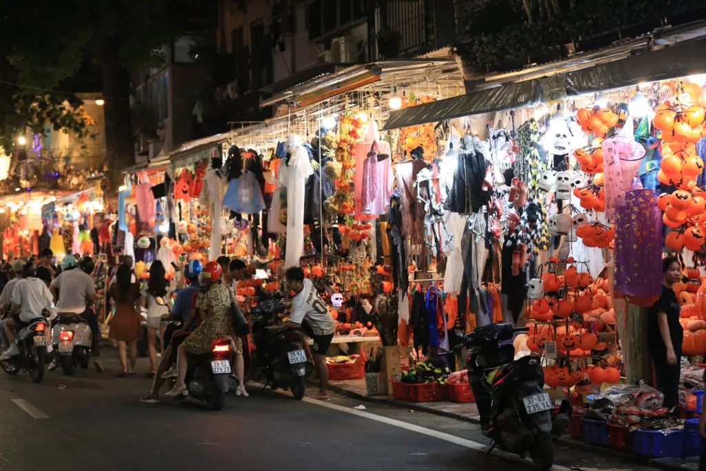 Halloween phố Hàng Mã được nhiều người thích thú bởi những quầy hàng đẹp mắt