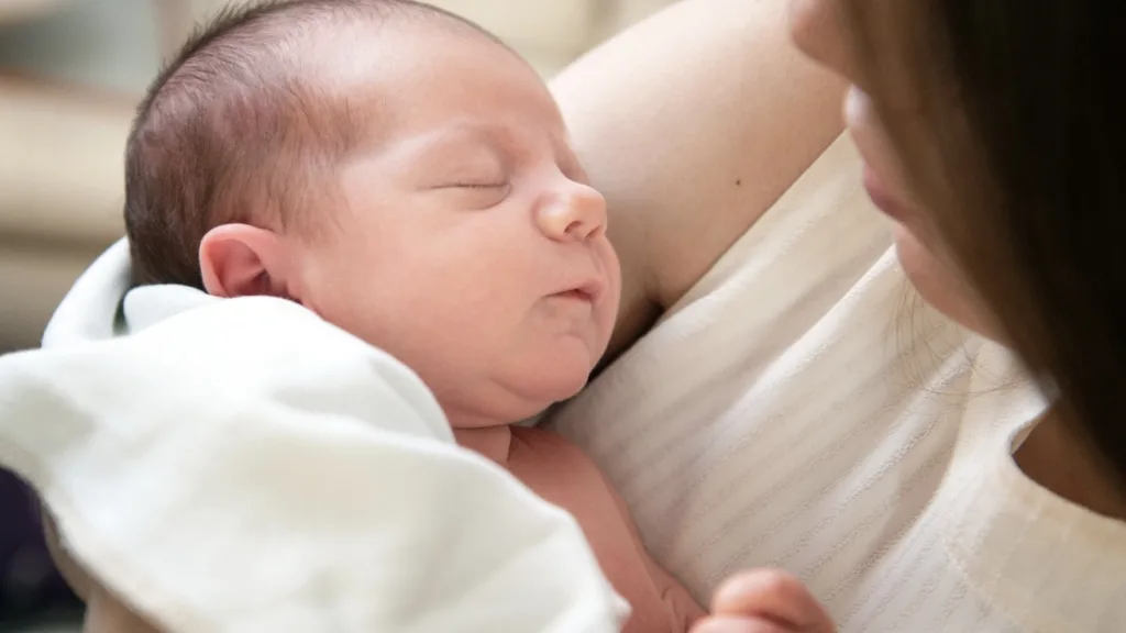 Bế trẻ sơ sinh mẹ tuyệt đối không được đong đưa, lắc lư