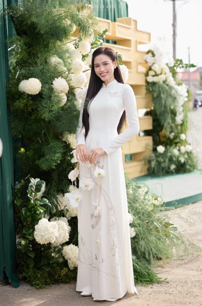 Cô diện áo dài truyền thống Việt Nam trang nhã