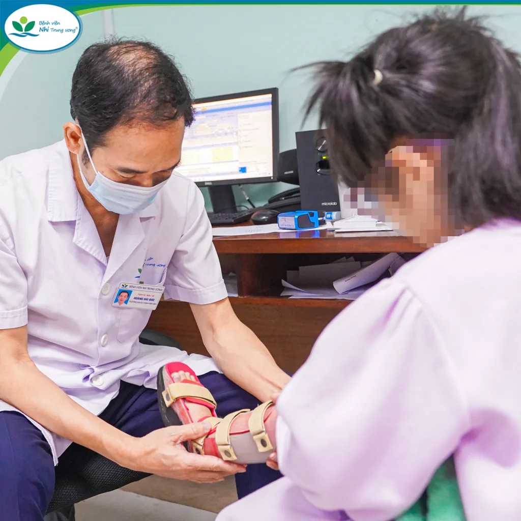 TS.BS Hoàng Hải Đức – Trưởng khoa Chỉnh hình, Bệnh viện Nhi Trung ương thăm khám cho bệnh nhi