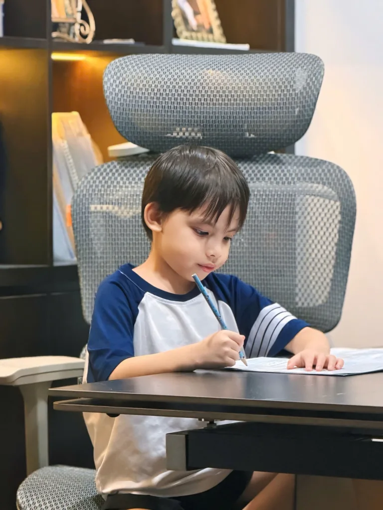 Nam Phong sở hữu nét đẹp của cả ba và mẹ