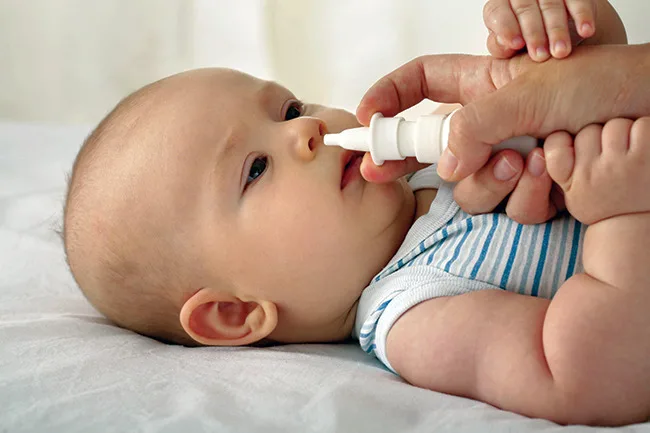 Mẹ có thể dùng xịt mũi để rửa mũi và diệt khuẩn cho trẻ