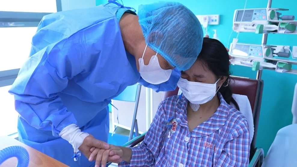 Cô gái không cầm được nước mắt khi thấy bố