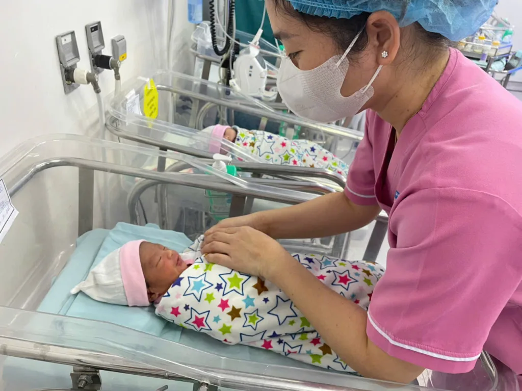 Đứa trẻ "vô danh" được chăm sóc