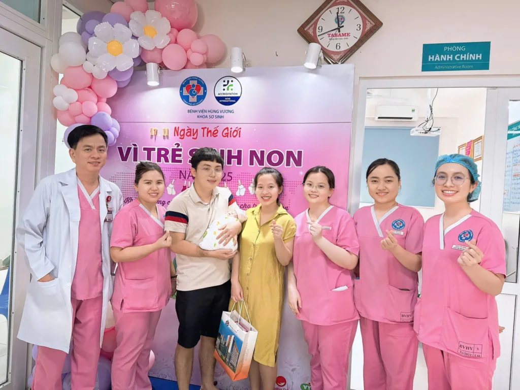 Bé được xuất viện cùng bố mẹ trong sự vui mừng của đội ngũ y bác sĩ Bệnh viện Hùng Vương