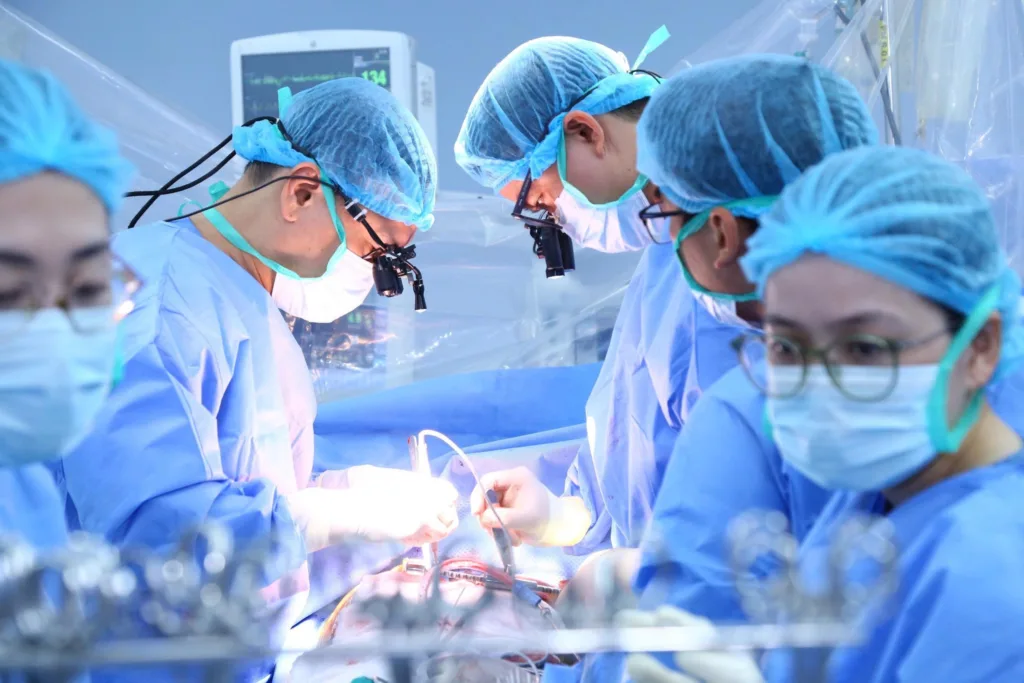 Phần phẫu thuật lấy tim do TS BS. Cao Đằng Khang - Trưởng khoa Phẫu thuật Tim BV ĐHYD trực tiếp thực hiện.