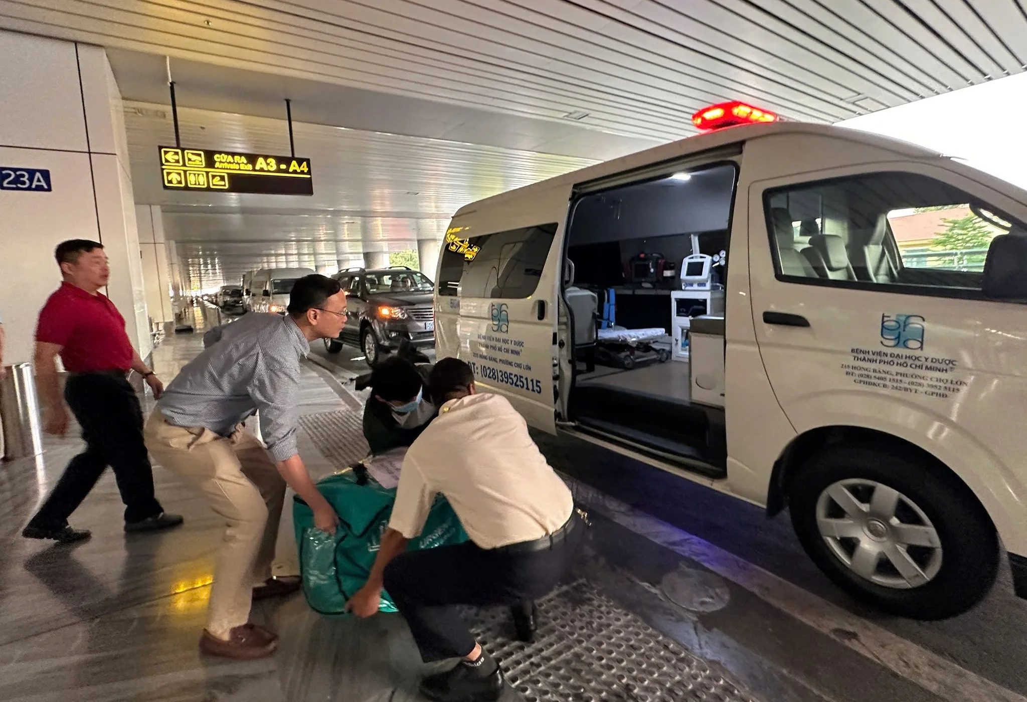 Trái tim sau đó được bảo quản nghiêm ngặt và vận chuyển hơn 1.600 km về Thành phố Hồ Chí Minh để kịp thời đưa vào phòng mổ trong điều kiện tối ưu.