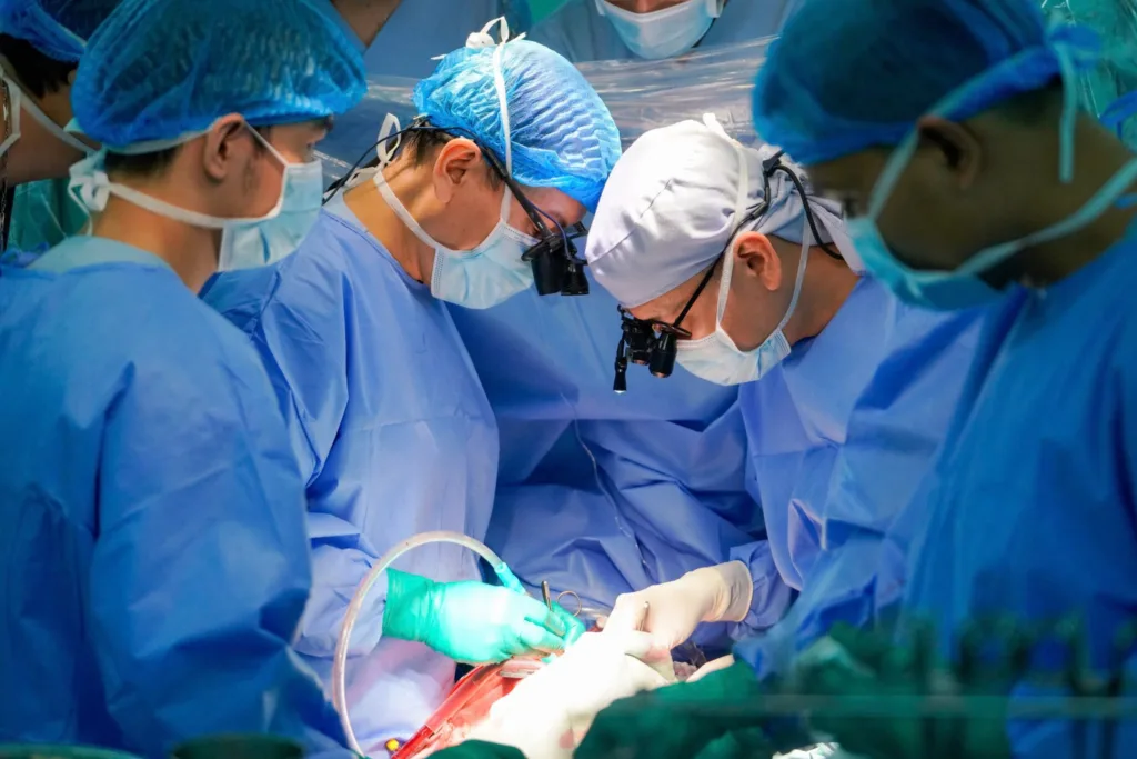 PGS TS BS. Nguyễn Hoàng Định - Phó Giám đốc BV ĐHYD cùng ê-kíp thực hiện ghép tim cho bệnh nhi.