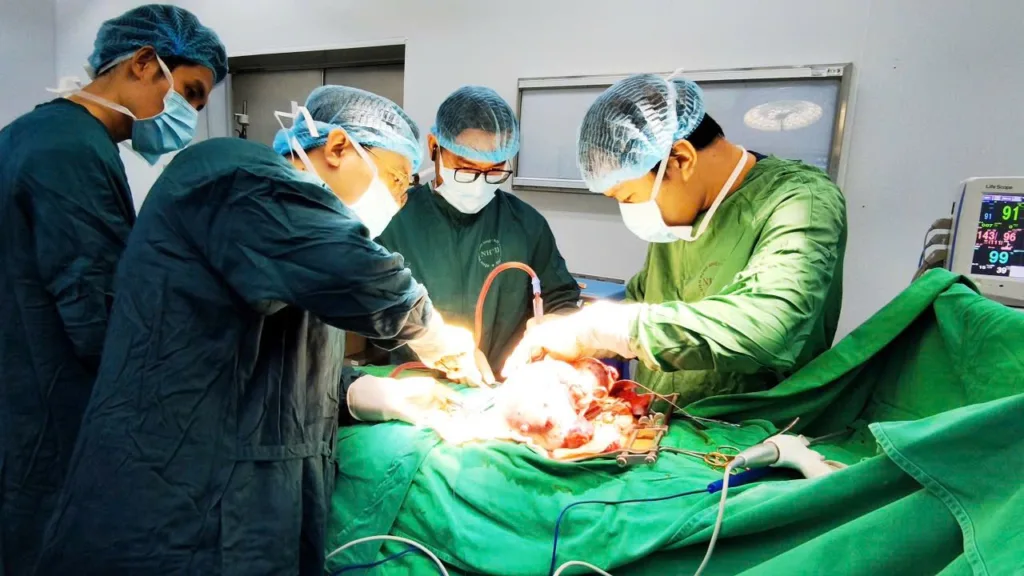 Đội ngũ bác sĩ phẫu thuật lấy khối u