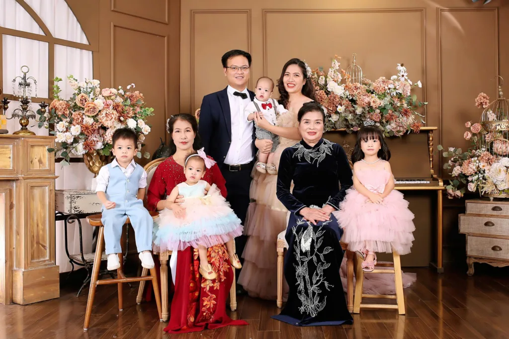 Gia đình nhỏ cùng 2 bà nội ngoại của doanh nhân Nguyễn Thị Định