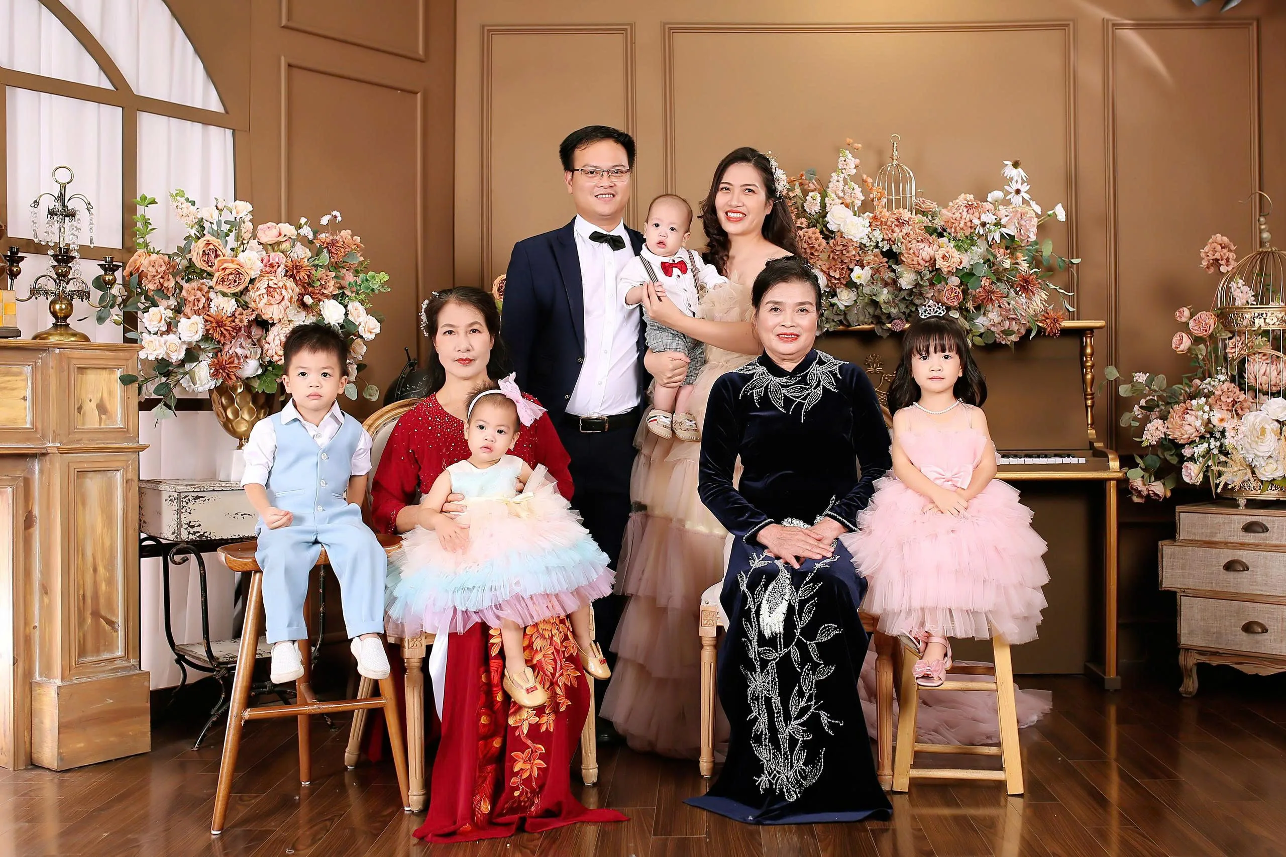 Gia đình nhỏ cùng 2 bà nội ngoại của doanh nhân Nguyễn Thị Định