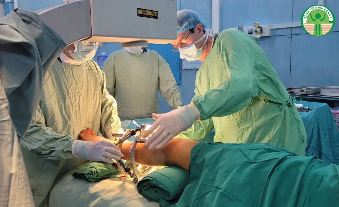 Các bác sĩ đang kéo dài chi cho cậu bé 13 tuổi