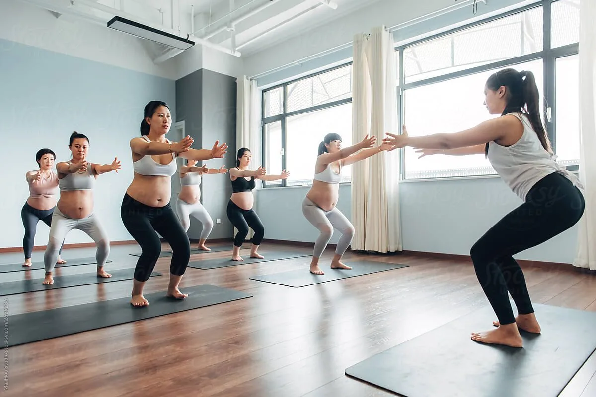 Bà bầu tập yoga theo hướng dẫn của chuyên gia