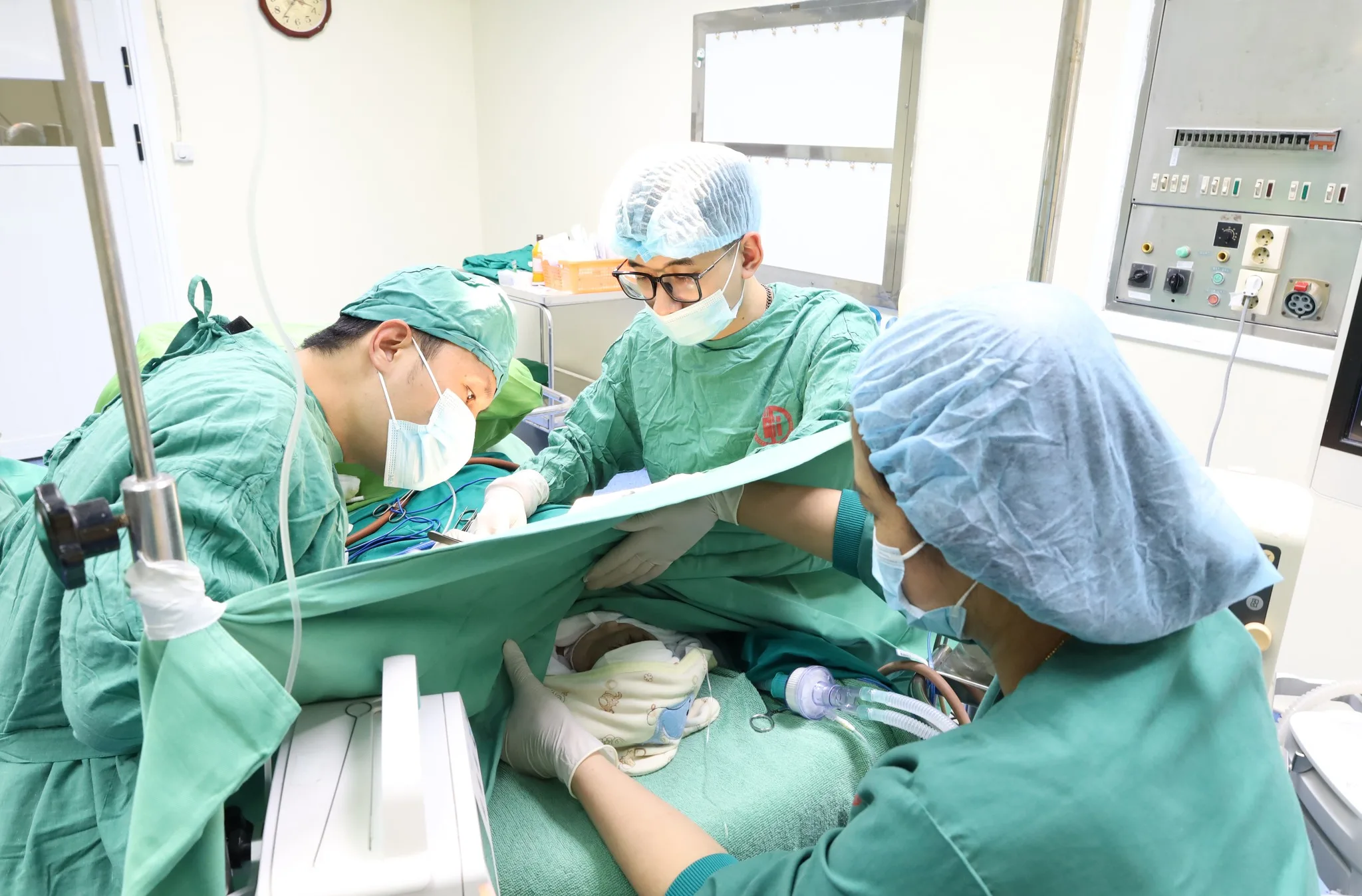 Các bác sĩ tiến hành phẫu thuật cho trẻ
