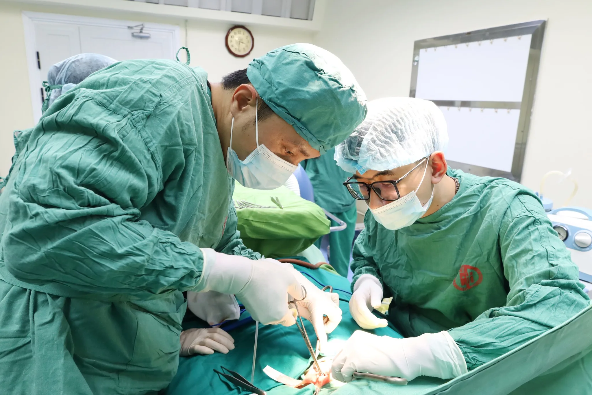 Các bác sĩ tiến hành phẫu thuật cho trẻ