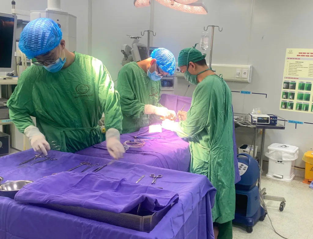 Các bác sĩ xử lý vết bỏng cho trẻ