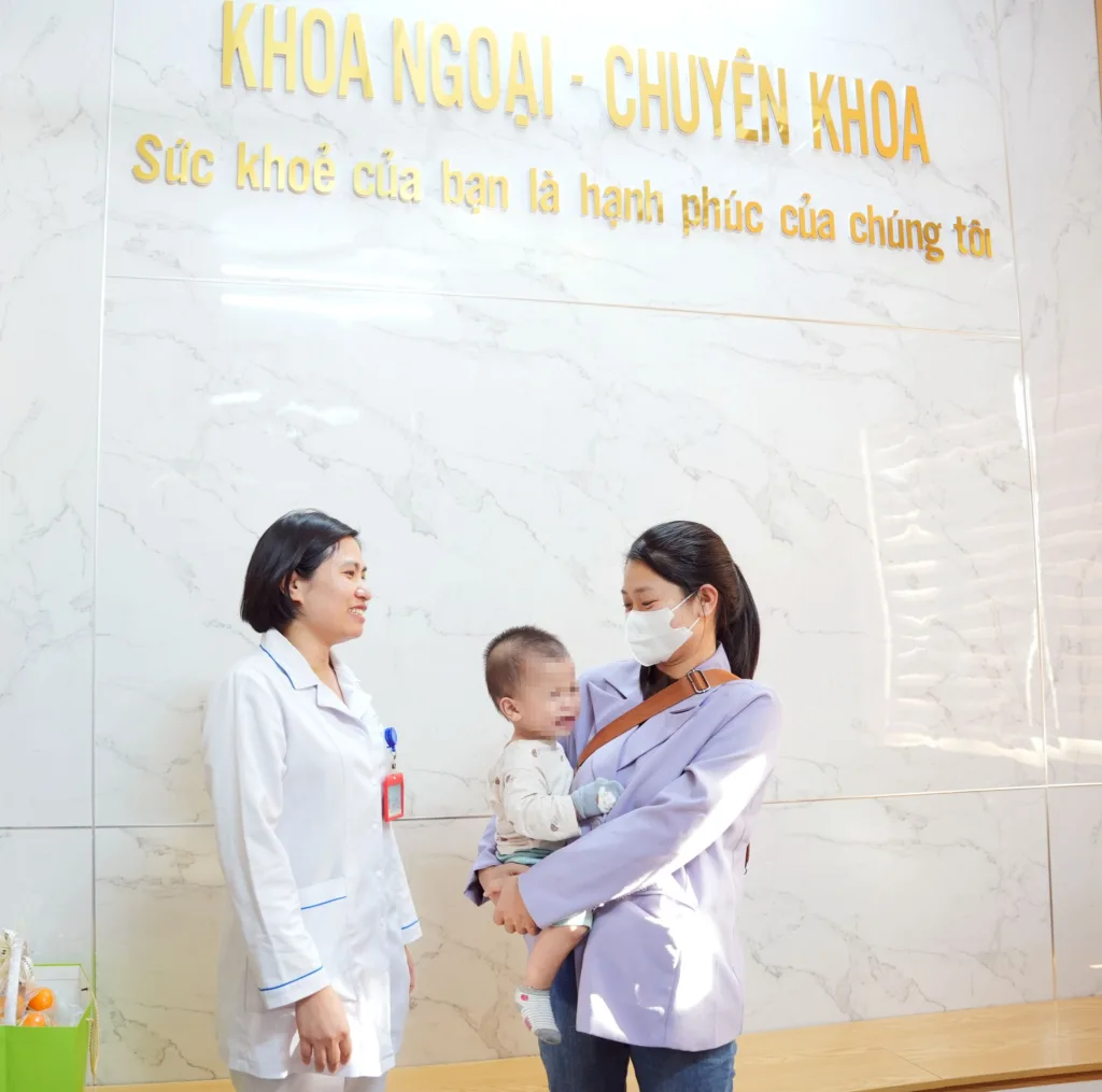 Bệnh nhi H.T.M.K (13 tháng tuổi) được ra viện