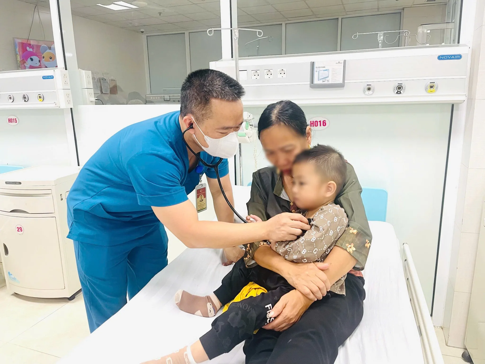 Bé trai 2 tuổi nuốt phải pin cúc áo được các bác sĩ hỗ trợ kịp thời