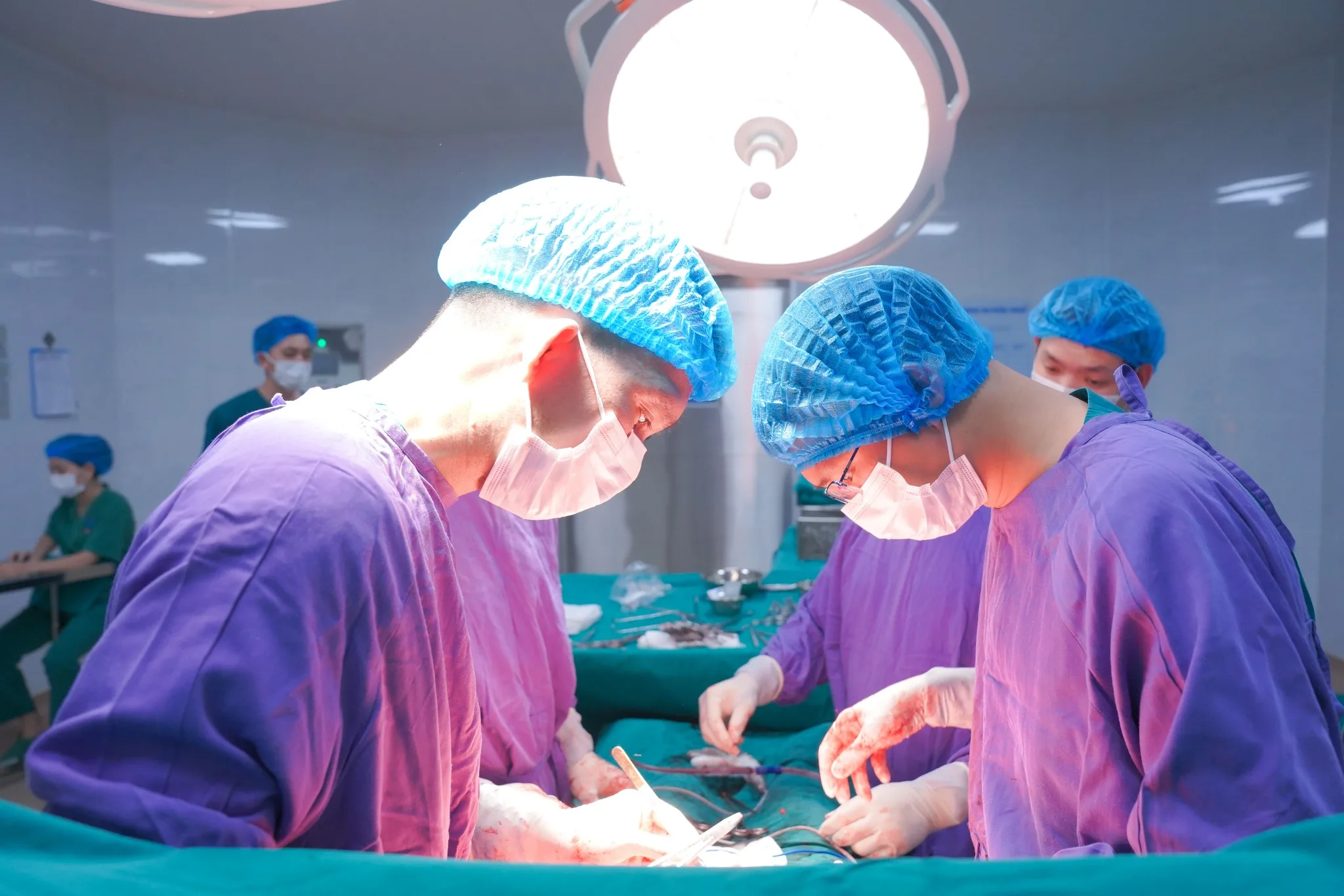 Các bác sĩ thực hiện ca mổ