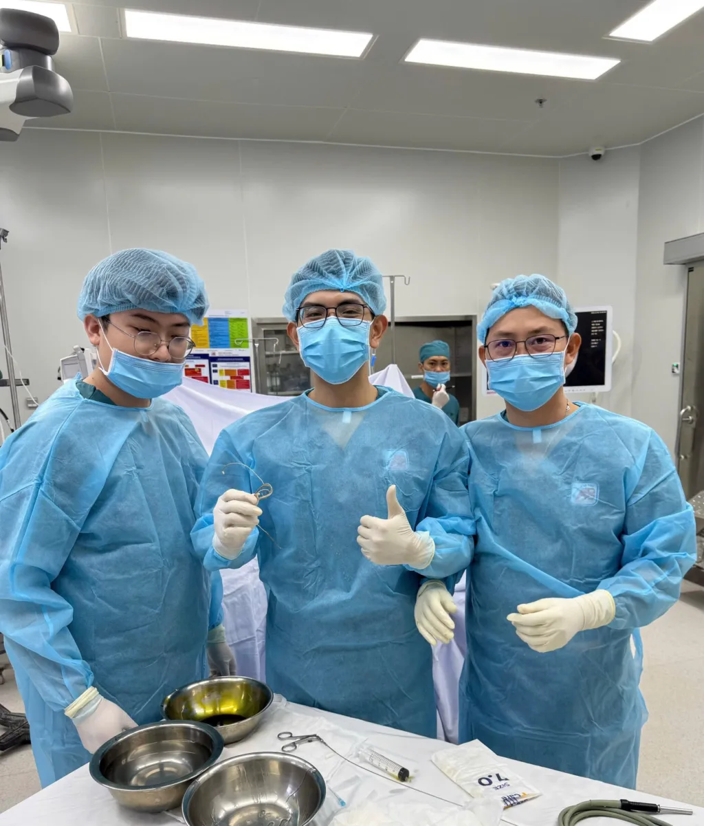 Các bác sĩ đã lấy dị vật ra cho nam sinh