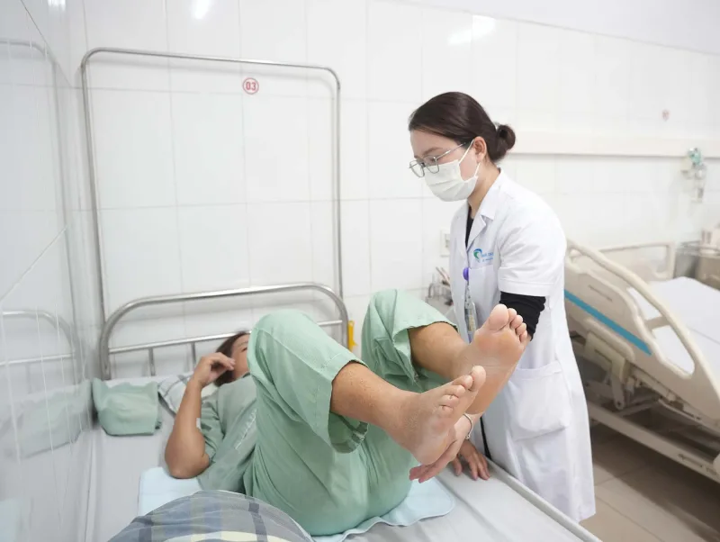 Bác sĩ Bùi Thị Diễm - Khoa Thần kinh -VLTL -PHCN thăm khám cho bệnh nhân sau can thiệp mạch não