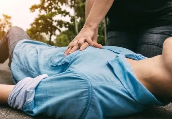 Đột tử nếu được nếu được ép tim ngay từ đầu tỷ lệ sống sót tăng rõ rệt (ảnh Internet)
