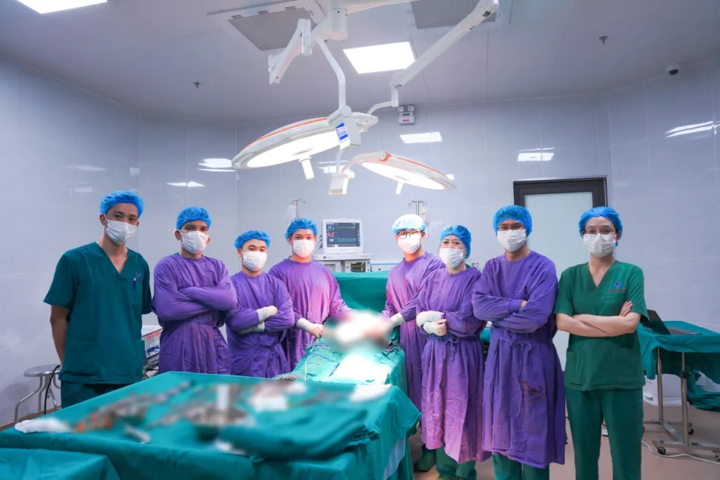 Các bác sĩ đã tiến hành cắt trọn khối u xơ tử cung có trọng lượng 4kg