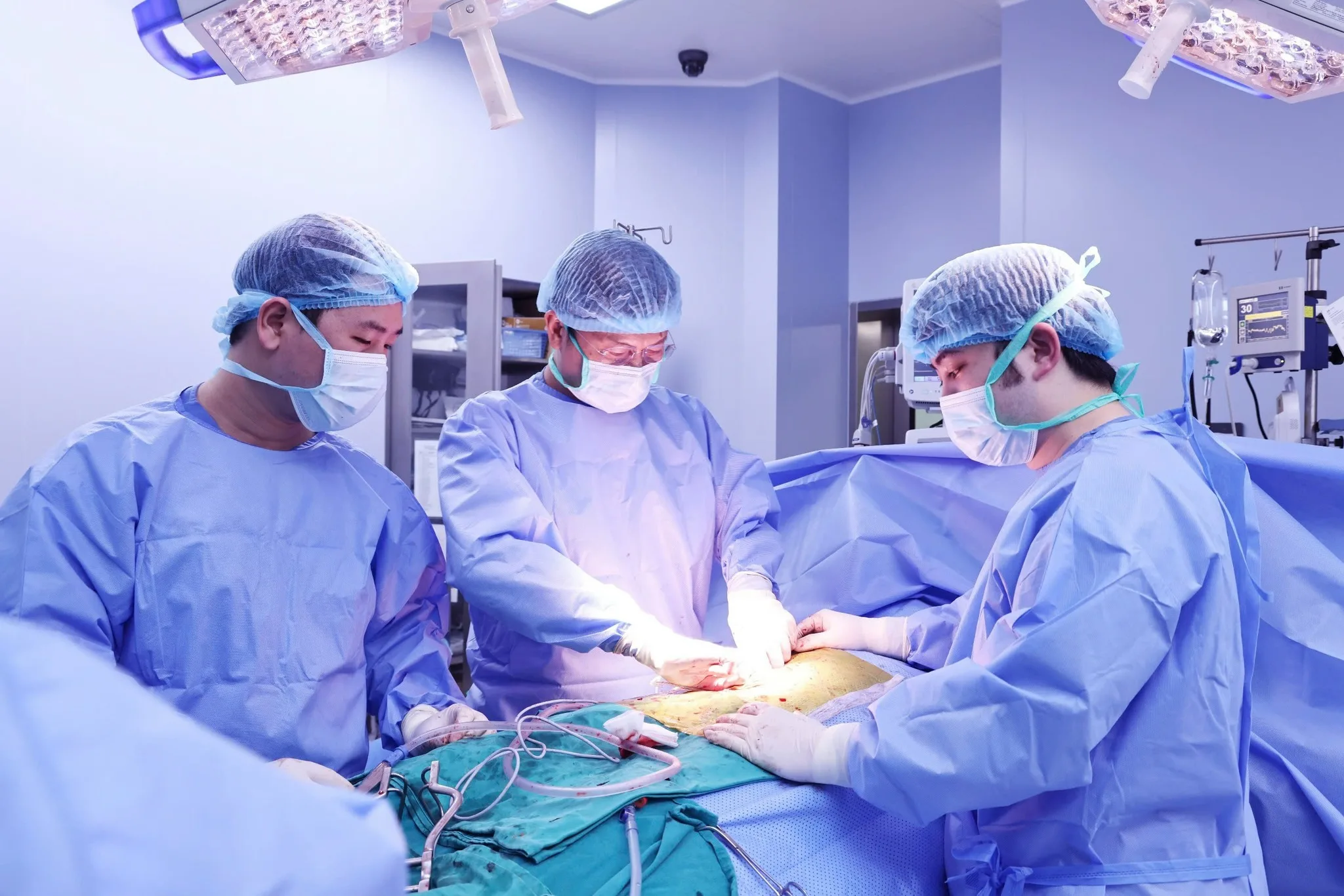 Các bác sĩ thực hiện ghép thận