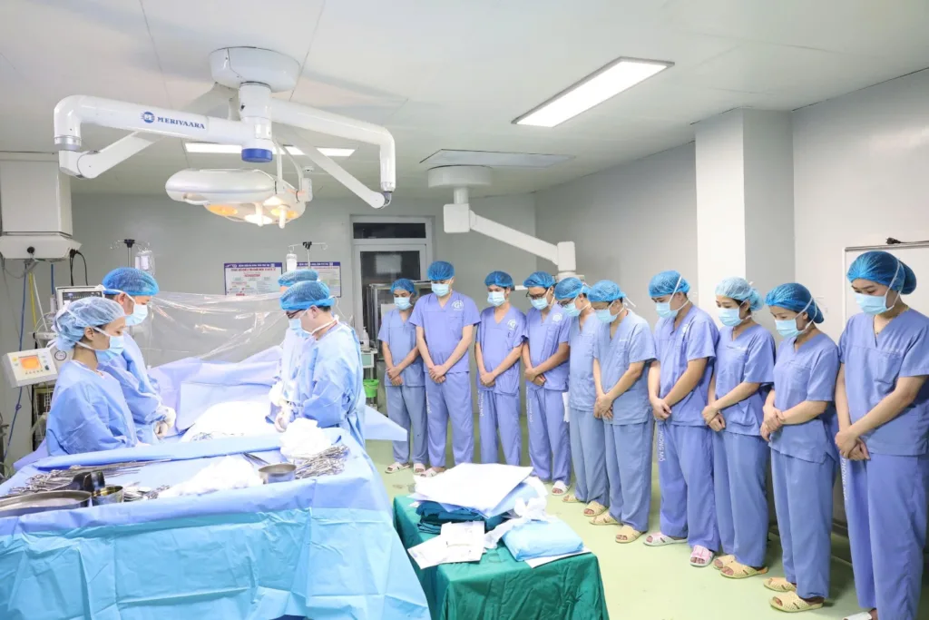 Ekip phẫu thuật cúi đầu tri ân người bệnh hiến tạng trước khi phẫu thuật