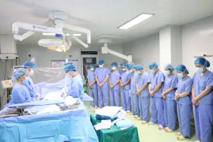 Ekip phẫu thuật cúi đầu tri ân người bệnh hiến tạng trước khi phẫu thuật
