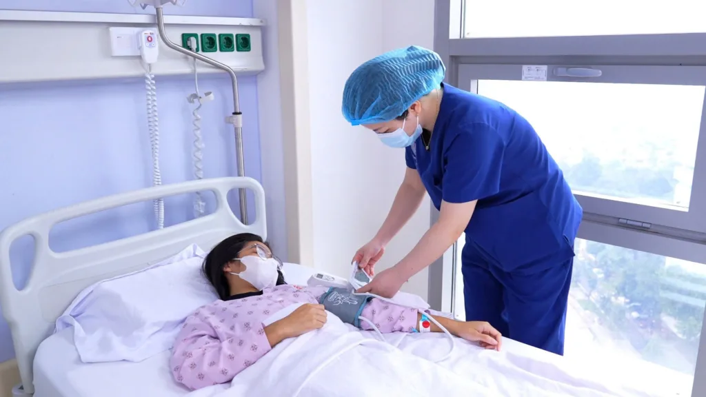 T.Q sinh năm 2011 phát hiện chảy máu não từ cơn đau đầu thoáng qua