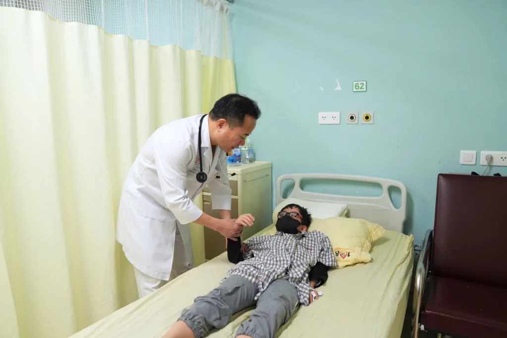 TS.BS Nguyễn Văn Tuyến - Viện trưởng Viện Thần kinh kiêm Chủ nhiệm Khoa Đột quỵ não cho biết hiện cháu bé 8 tuổi đã hoàn toàn hồi phục sức khoẻ