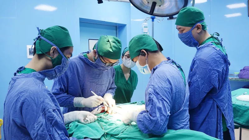 Là căn bệnh hiếm gặp chỉ chiếm tỷ lệ 5% trong số các bệnh lý ung thư vú ở nữ giới, Paget vú thường tiến triển âm thầm, dễ chẩn đoán nhầm với các bệnh lý ngoài da khác, biến chứng nguy hiểm đe dọa tính mạng nếu không được phát hiện sớm và điều trị kịp thời. Mới đây, các bác sĩ Bệnh viện Bãi Cháy đã thực hiện thành công phẫu thuật điều trị paget vú mang lại cơ hội điều trị được điều trị hiệu quả, triệt căn, cải thiện sức khỏe và kéo dài thời gian sống thêm cho người bệnh.