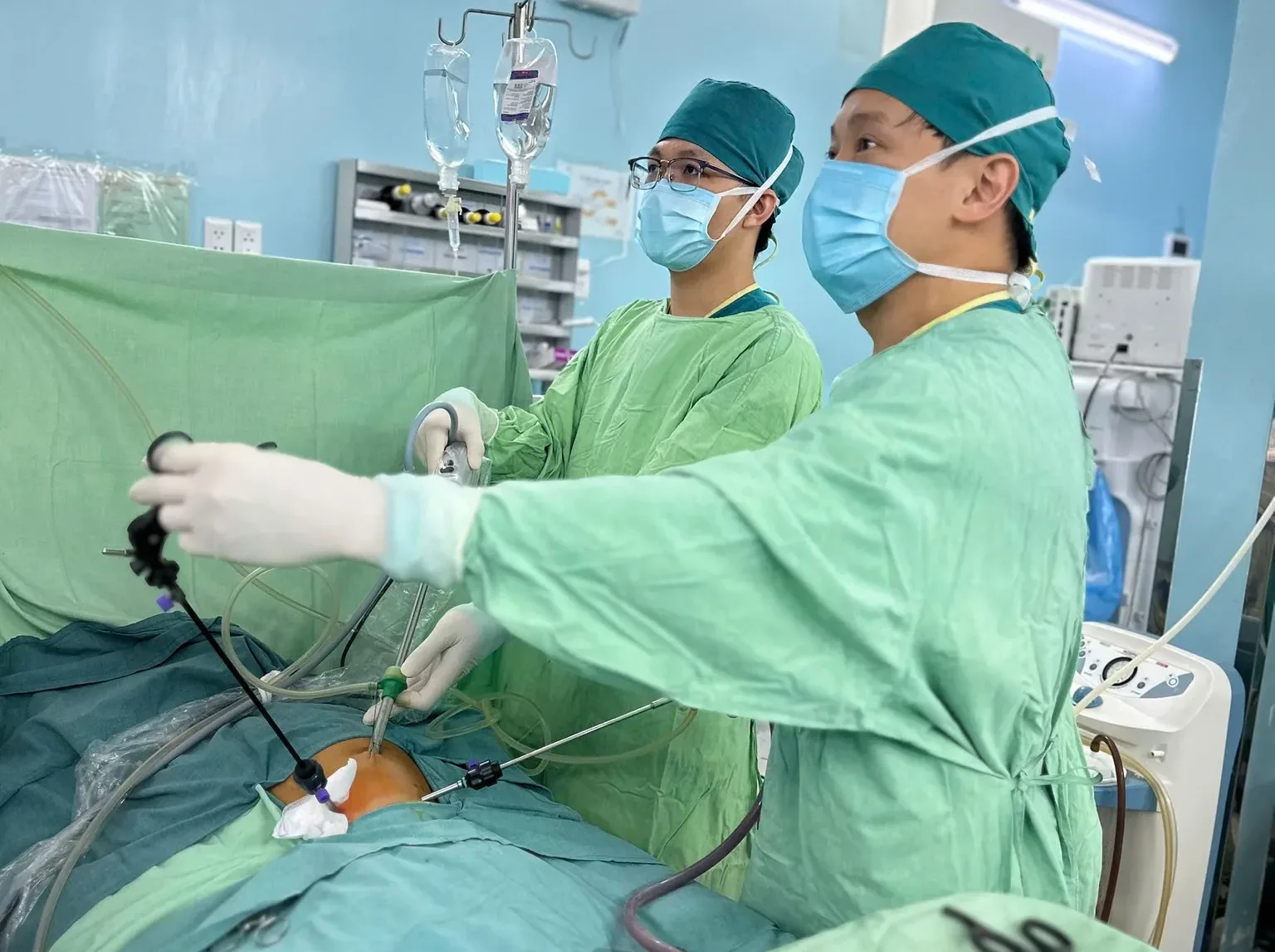 Hình ảnh BS.CK1 Nguyễn Hiền - khoa Ngoại tổng hợp của bệnh viện đang phẫu thuật nội soi cứu nam bệnh nhi