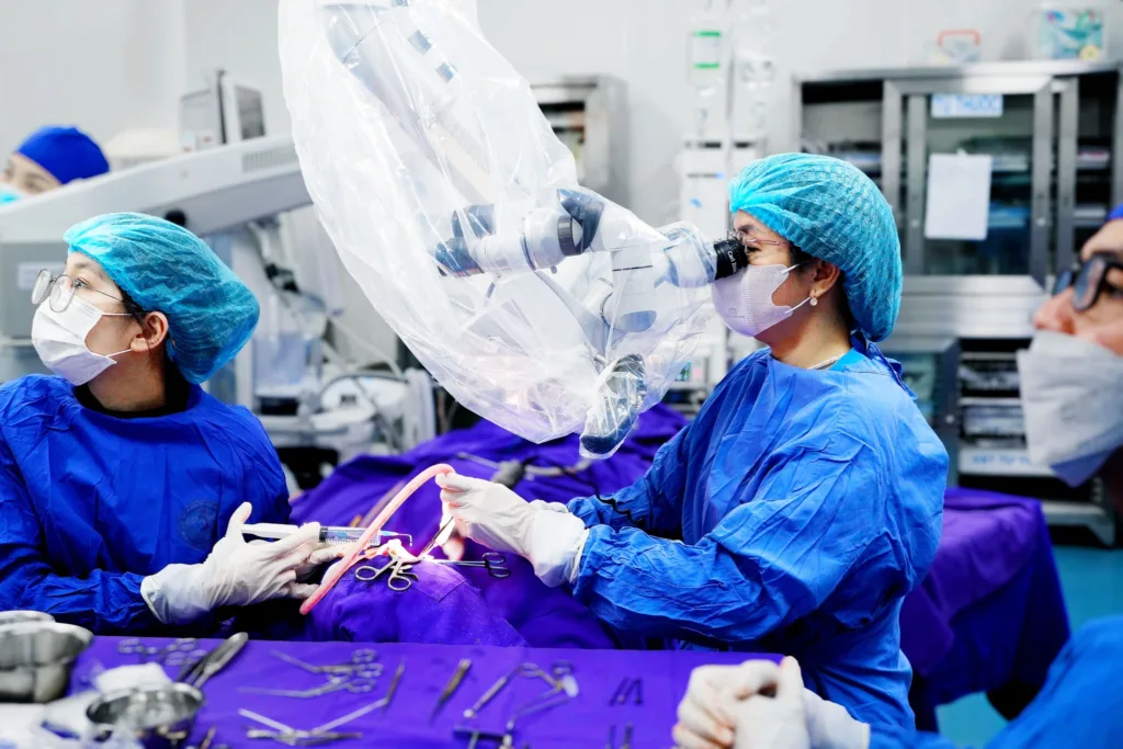 TS.BS Lê Hồng Anh - Trưởng khoa Tai Thần kinh phẫu thuật cho người bệnh