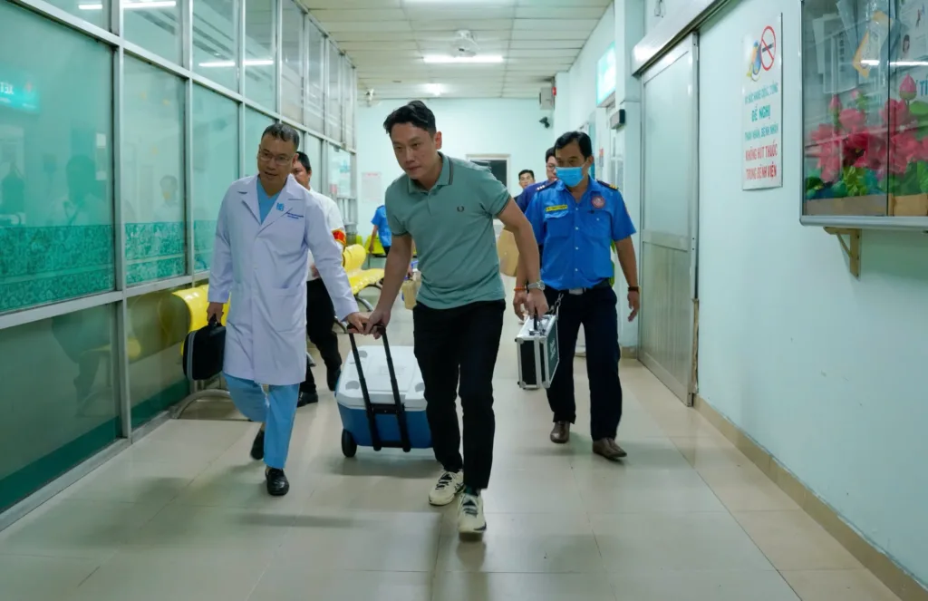 Trái tim hiến được điều phối từ Bệnh viện Nhân dân 115, thông qua Trung tâm Điều phối Ghép tạng Quốc gia, và được vận chuyển về Bệnh viện Đại học Y Dược TP. Hồ Chí Minh trong thời gian ngắn nhất. GS TS BS. Nguyễn Hoàng Định - Phó Giám đốc Bệnh viện (bên trái) và TS BS. Phạm Trần Việt Chương - Khoa Phẫu thuật tim mạch (bên phải) cùng ê kíp khẩn trương di chuyển để đến ca mổ kịp thời.