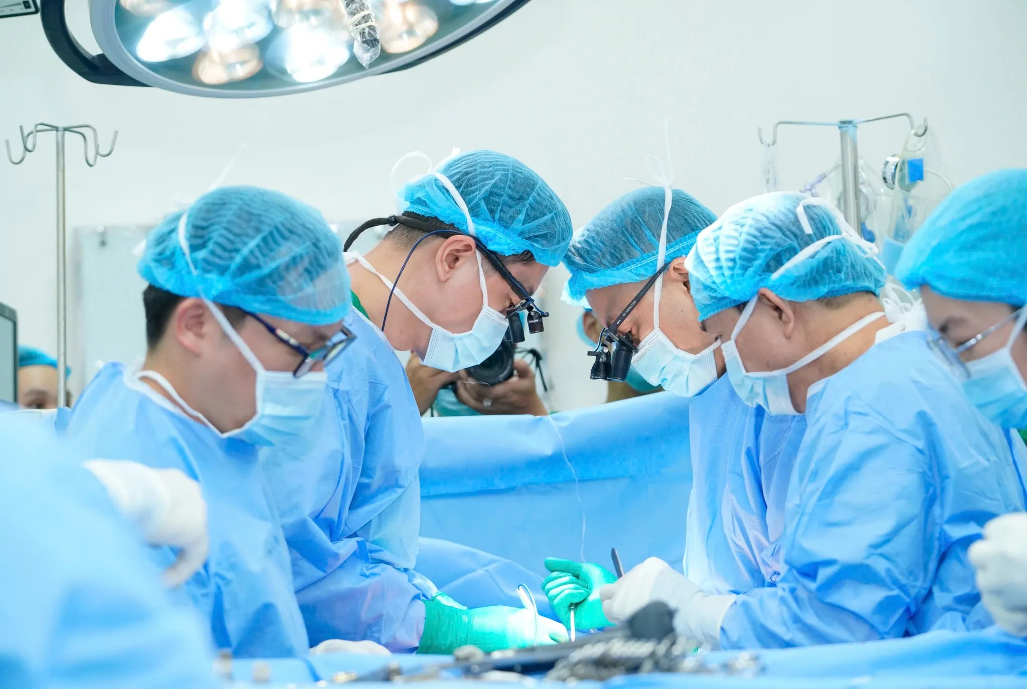 Trong cuộc chạy đua với thời gian, ê kíp đã làm việc xuyên đêm, vượt qua mọi giới hạn để giữ lại một nhịp tim đang dần hồi sinh cho cậu bé 15 tuổi.