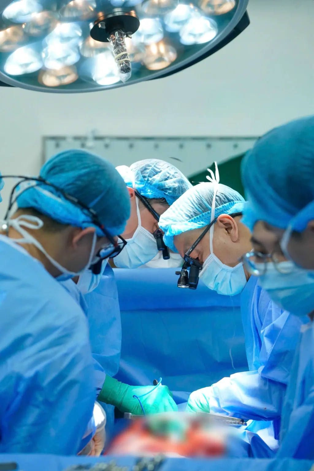 Giữa ánh đèn phòng mổ, cả ê kíp tập trung cao độ, quên đi sự vất vả của đêm dài. Ca phẫu thuật do GS TS BS. Nguyễn Hoàng Định - Phó Giám đốc Bệnh viện, Trưởng ê kíp ghép tim, phẫu thuật viên chính, thực hiện.