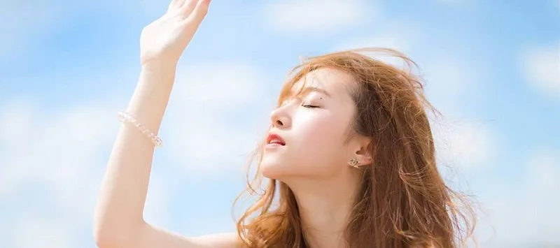 Tránh ánh nắng mặt trời là một trong những yếu tố quan trọng tránh tàn nhang