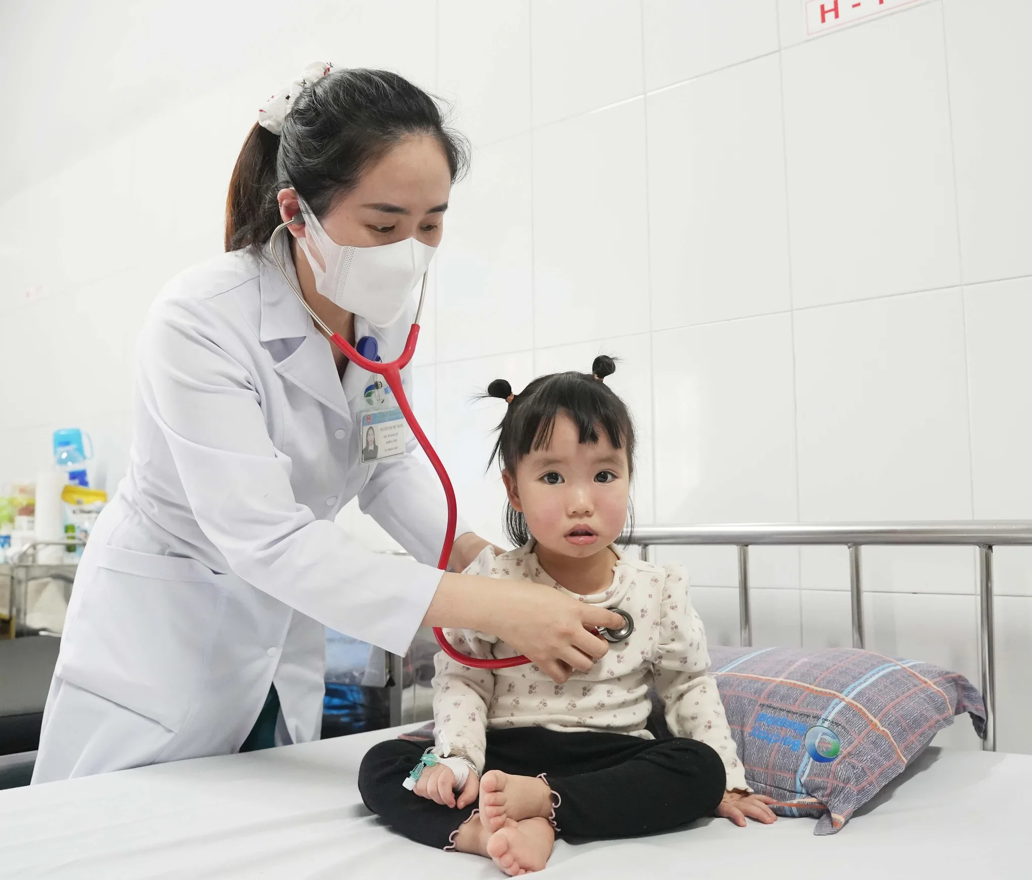 Trẻ mắc viêm quản phổi điều trị nội trú tại Khoa Nhi, Bệnh viện Bãi Cháy