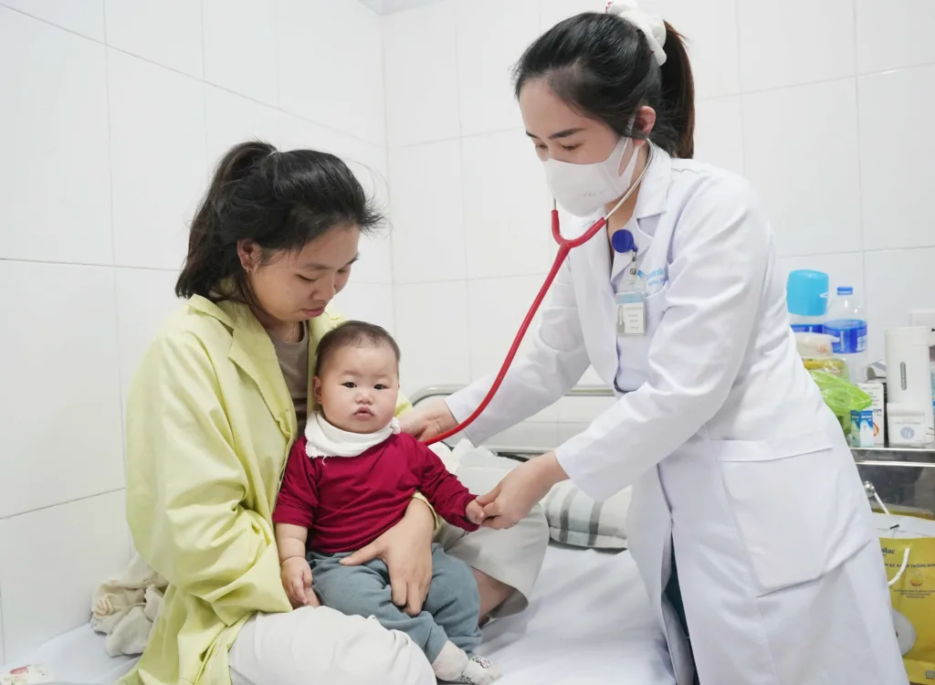Trẻ mắc viêm quản phổi điều trị nội trú tại Khoa Nhi, Bệnh viện Bãi Cháy