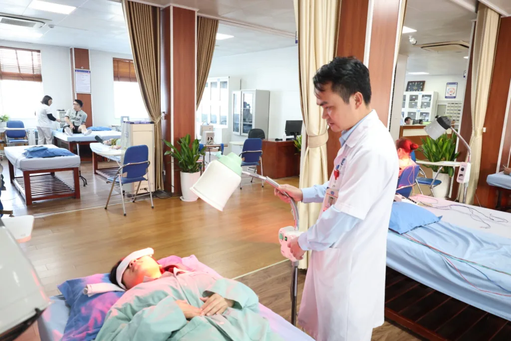 Người bệnh được điều trị bằng phương pháp chiếu đèn hồng ngoại