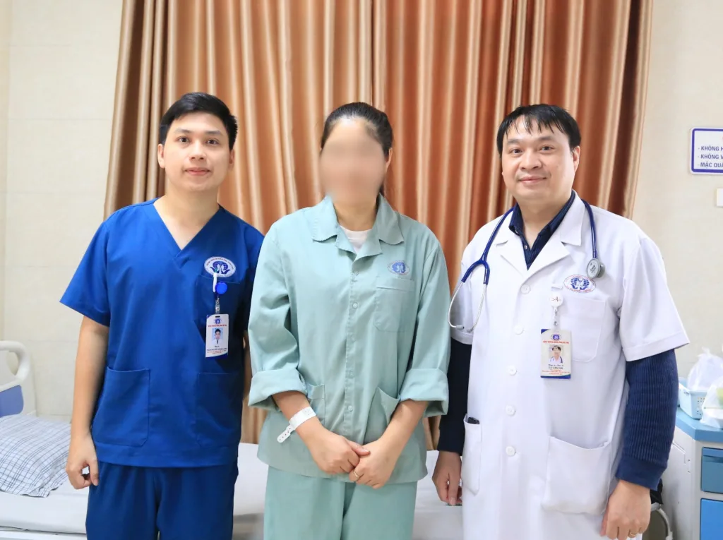 Người bệnh cùng ThS.BS Tạ Văn Hải và BS Phạm Nguyễn Quang Long trước khi ra viện